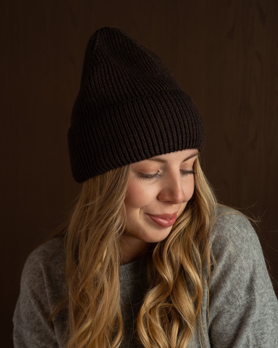 AMBER CZAPKA Z WEŁNY MERINO 100% CZEKOLADOWA