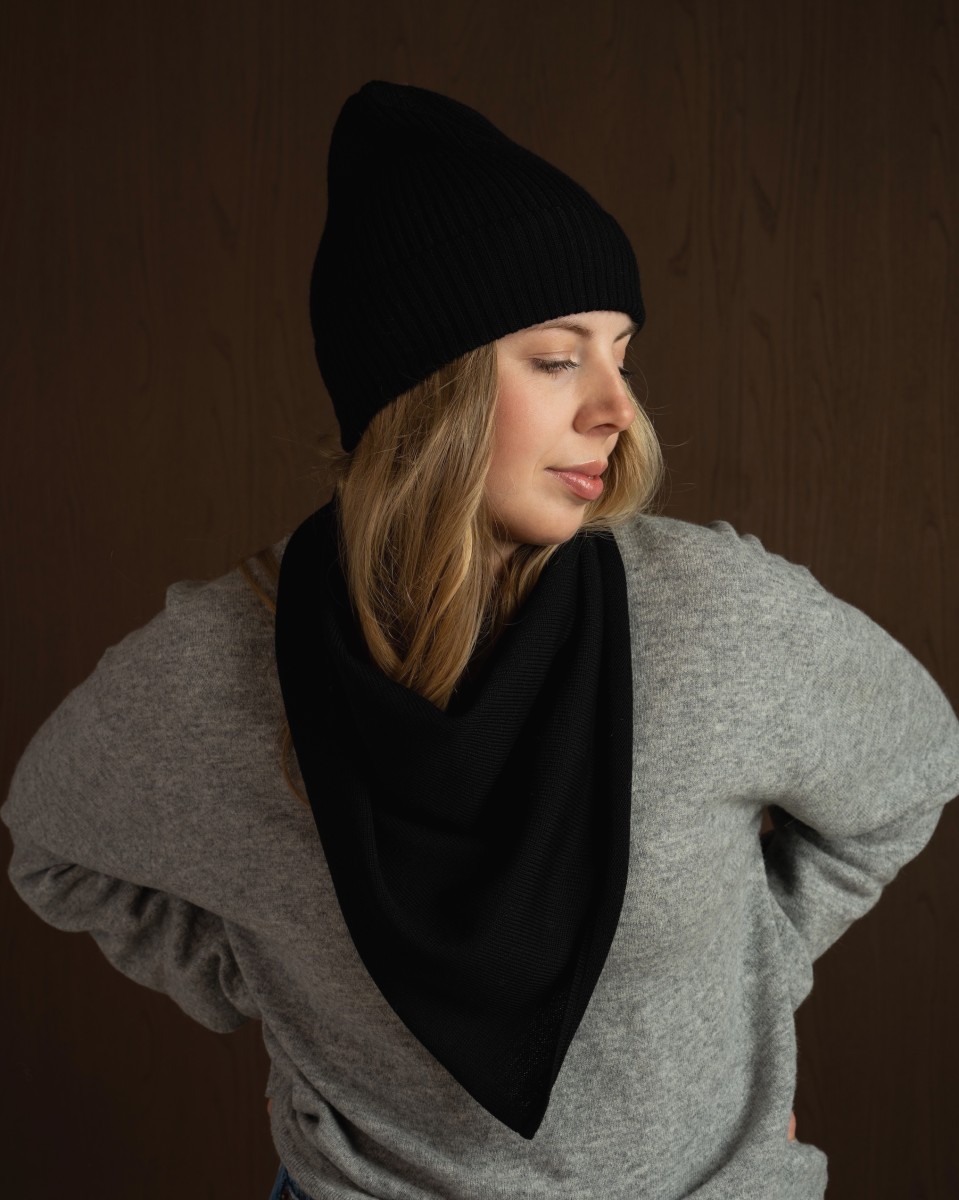 LIVIA Lekka Czapka  z Wełny Merino 100% Czarna
