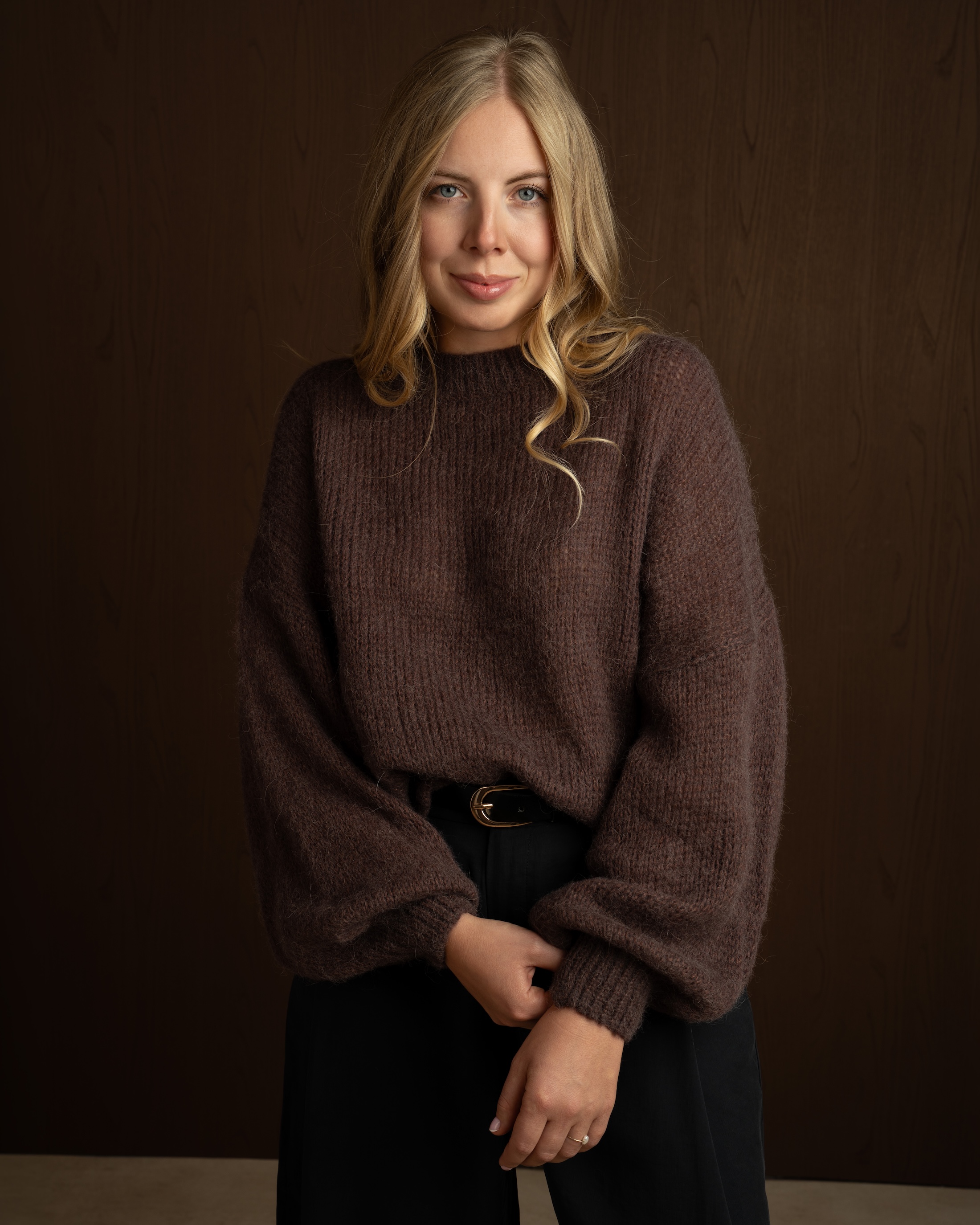 sweter-z-wełny-alpaki-czekoladowy-lanea-cassie.jpg
